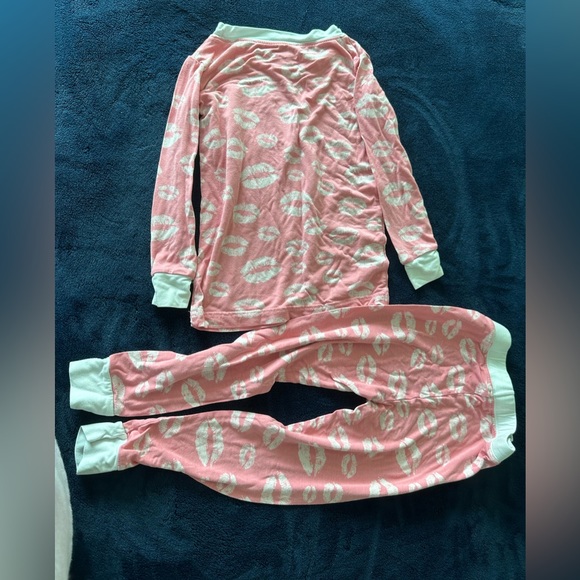 4 Pairs of 2T sleepers, pajamas, Posh Peanut, Gap and Little Sleepies - Picture 13 of 15
